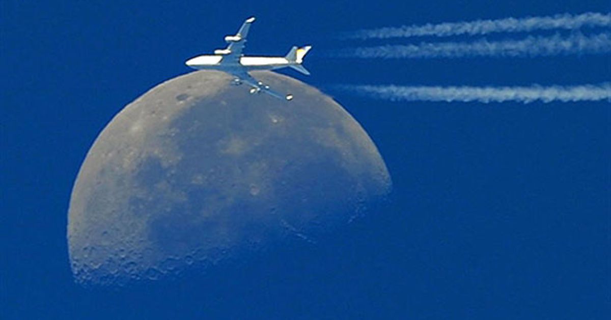 Франція, Мартіг. Комерційний літак Боїнг-747 пролітає повз місяць. / © AFP