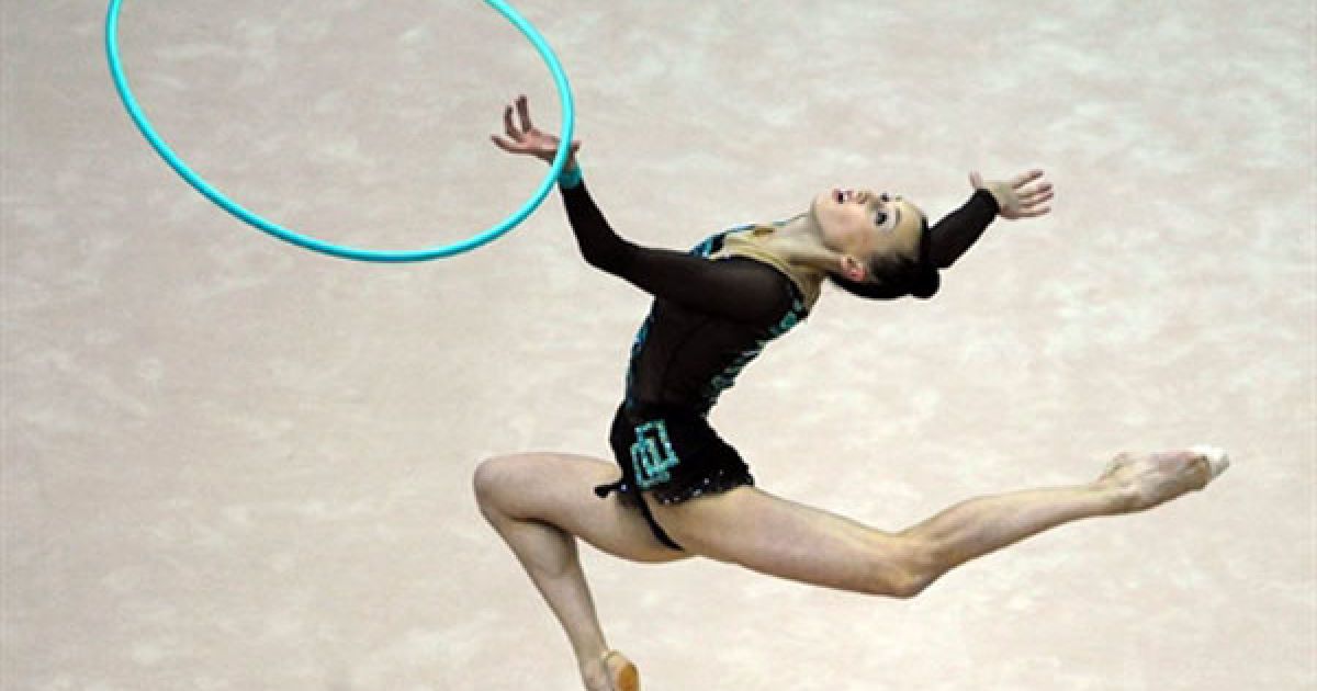 Ганна Різатдінова (Україна) виконує вправу з обручем. / © AFP
