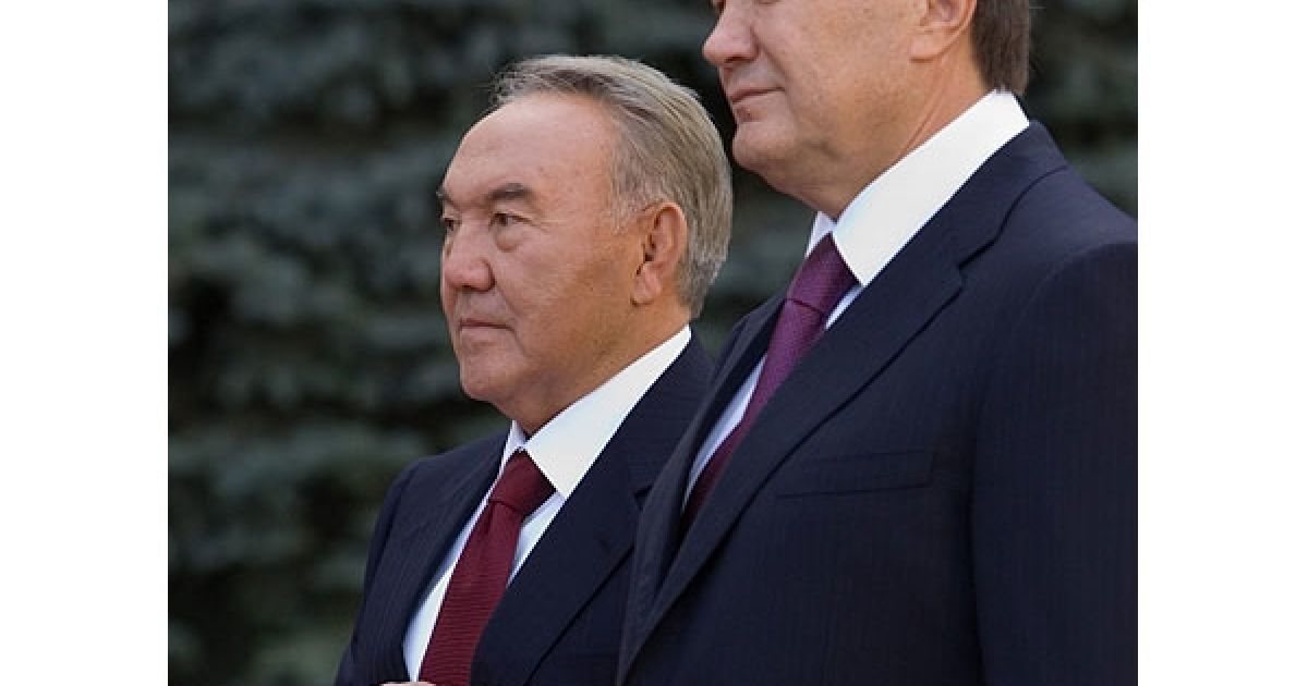 Після особистого вітання президента України Віктора Януковича і президента Казахстану Назарбаєва пролунали державні гімни двох країн.