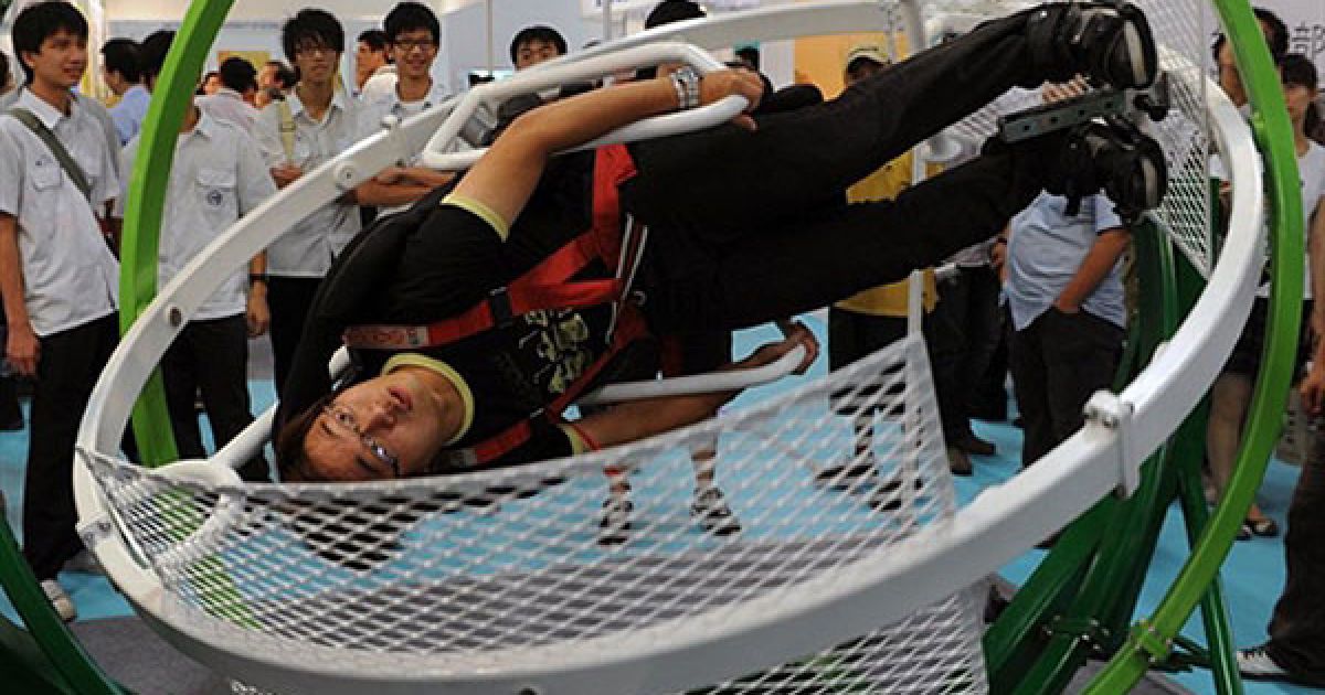 Тайвань, Тайбей. Людина демонструє апарат з тренування рівноваги, розроблений місцевими студентіами, на міжнародній виставці винаходів у Тайбеї. На чотириденній виставці буде презентовано більше 2000 нових продуктів від шести сотень компаній. / © AFP