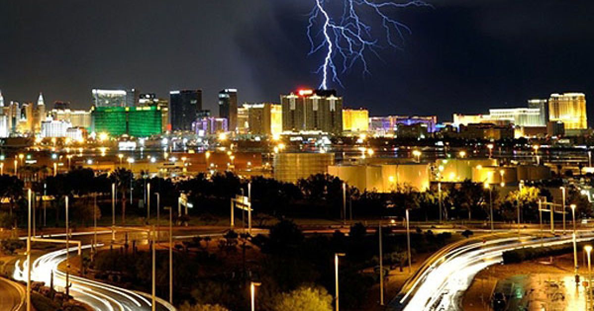 США, Лас-Вегас. Блискавки над Лас-Вегас Стріп під час сильної грози з градом. / © AFP
