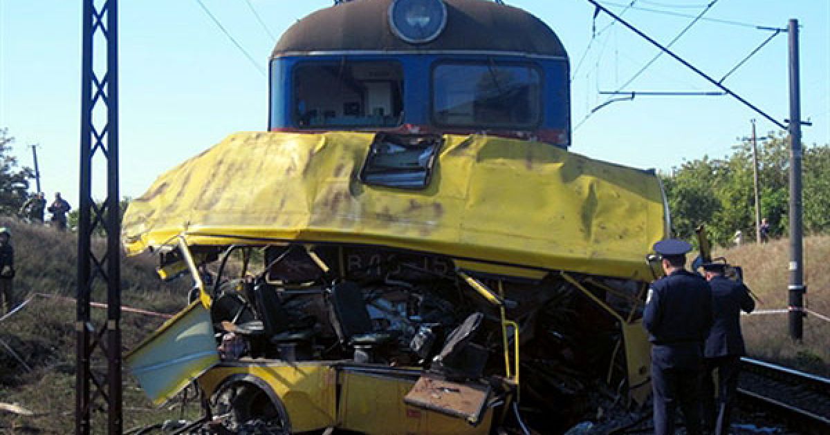 Україна, Марганець. Вранці 12 жовтня на переїзді на 116-му км перегону Нікополь-Марганець у Дніпропетровській області водій пасажирського автобуса виїхав на заборонений сигнал світлофора і зіткнувся з локомотивом. У катастрофі загинуло 45 людей, ще кілька осіб отримали тяжкі ушкодження. 13 жовтня в Україні був оголошений  день жалоби у зв&#039;язку з автокатастрофою. / © AFP
