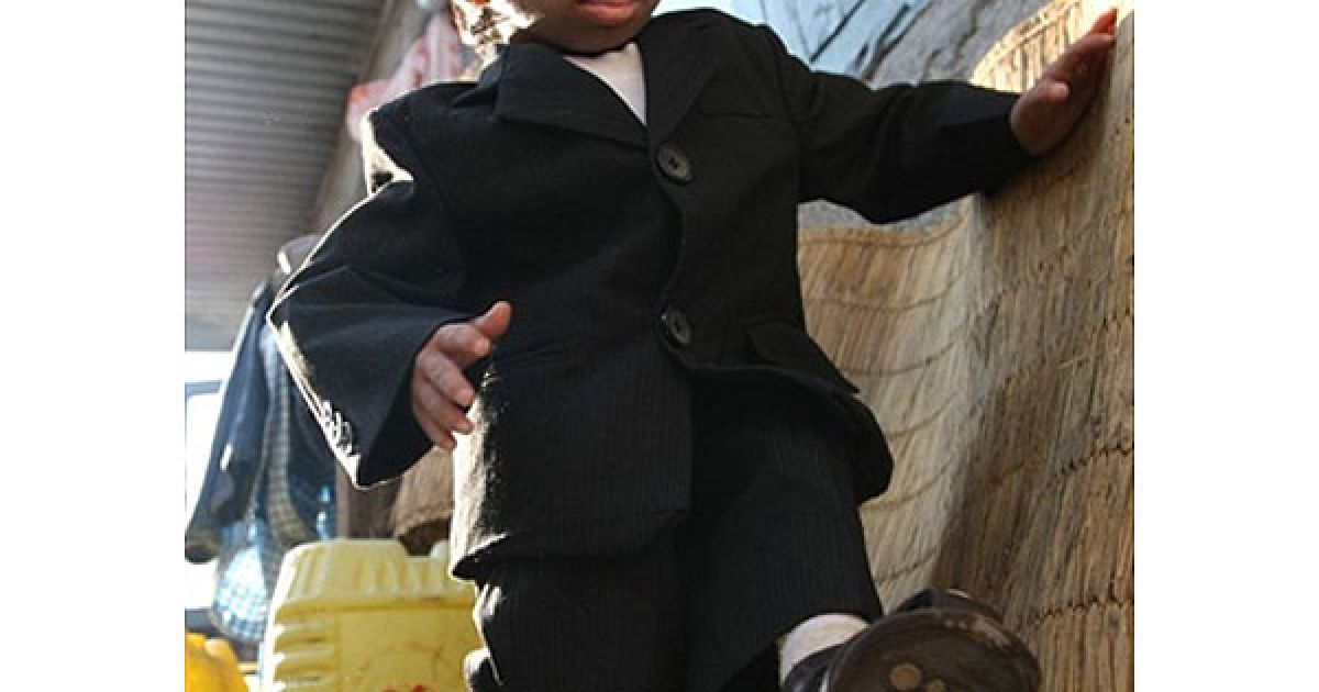 Непальця Хагендру Тапа Магара офіційно визнано найменшою людиною в світі, його зріст становить 67,08 см. / © AFP