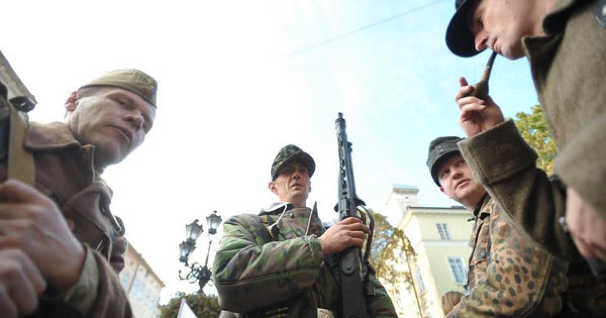 10 жовтня до 68-річниці УПА в Горіховому Гаї, парку Львова, патріотично настроєні громадяни відтворили ймовірну сцену з бойового життя УПА &ndash; "Повстанці з минулого" / © gazeta.ua