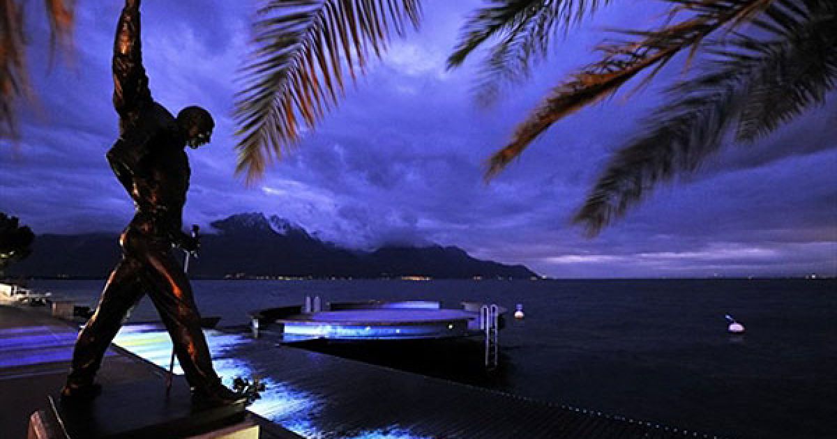 Швейцарія, Монтре. Статуя Фредді Меркьюрі з гурту "Квін" на березі Женевського озера. Цю статую відкрили у 1996 році, через п'ять років після того, як помер співак. / © AFP