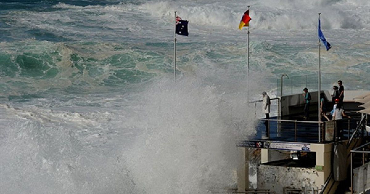 Хвилі накривають будинок клубу на відомому сіднейському пляжі Бонді. Через штормове попередження цими вихідними будуть закриті усі пляжі Сіднея. / © AFP