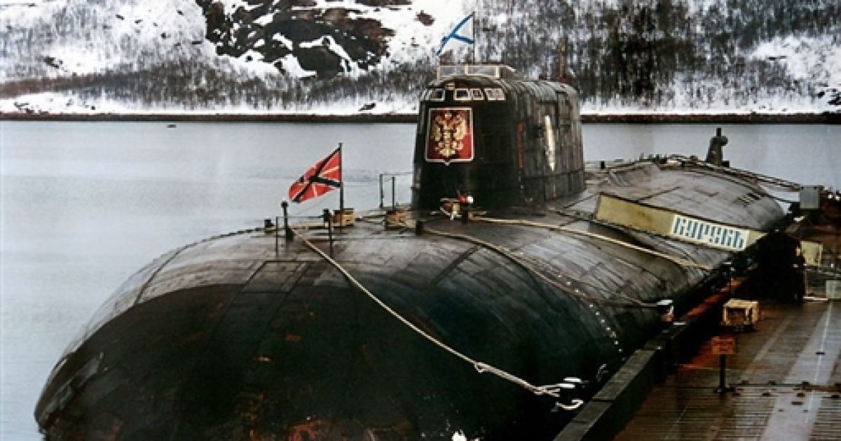 12 серпня 2000 року   під час навчань у Баренцевому морі зазнав аварії й затонув російський атомний підводний човен К-141 "Курськ".