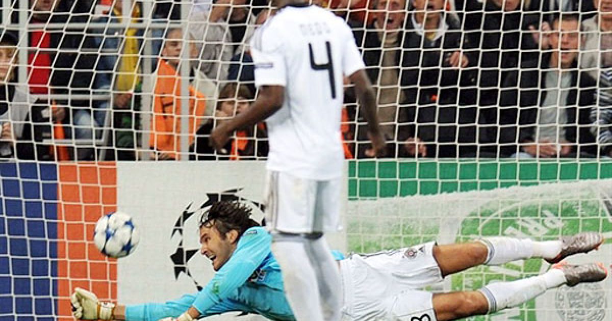 На 71-й хвилині капітан "Шахтаря" Даріо Срна блискуче виконав штрафний удар, направивши м&#039;яч над стінкою точно у ближній кут. / © AFP