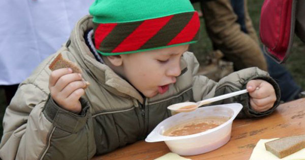 На фестивалі "Борщ-Фест" було встановлено вітчизняний і світовий рекорд - у спеціальній каструлі-цистерні кухарі приготували 5 тисяч літрів борщу. / © УНІАН