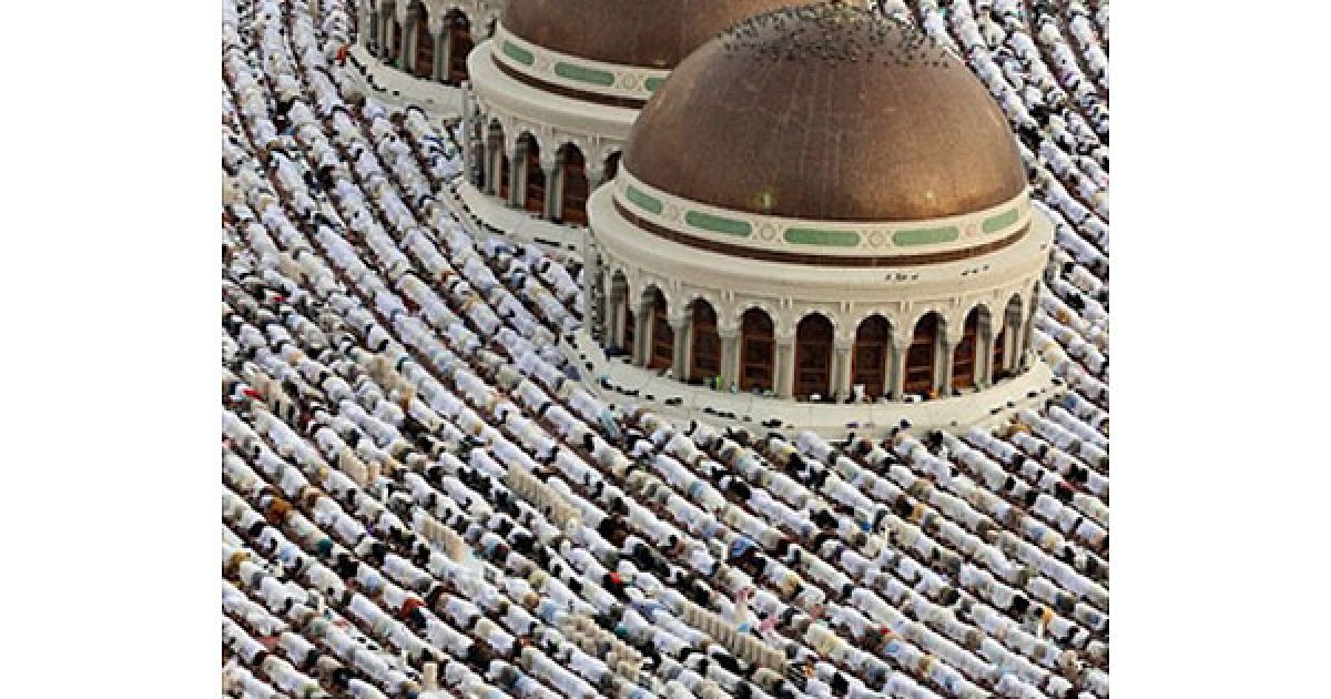 Саудівська Аравія, Мекка. Мусульмани здійснюють ранішню молитву Ід аль-Фітр у Великій мечеті священного міста мусульман Мекки у Саудівській Аравії. Мусульмани у всьому світі почали святкувати триденне свято Ураза-байрам, яке знаменує закінчення місяця посту Рамадан. / © AFP