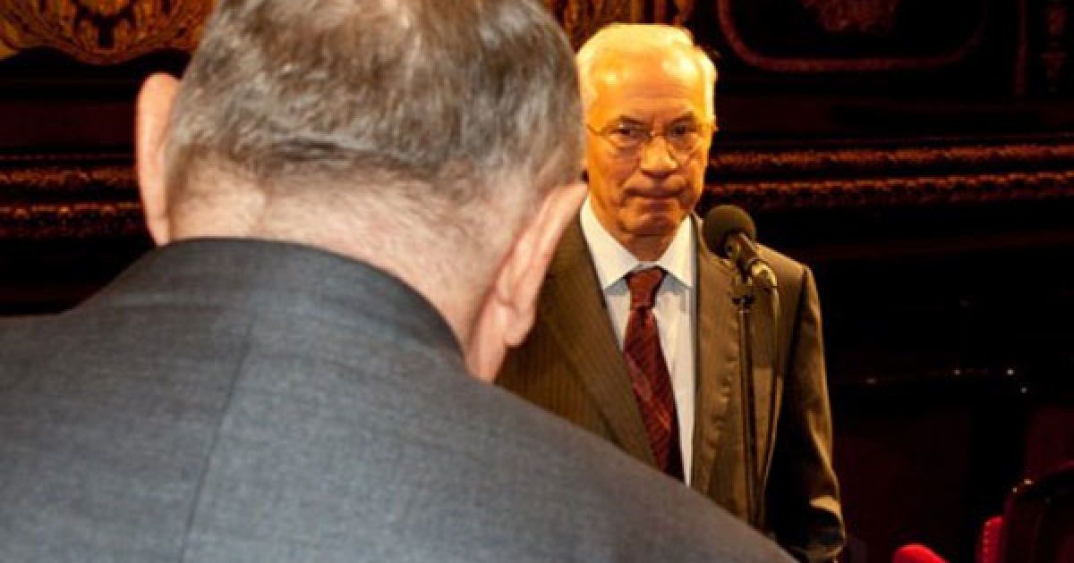 "Помовч і заспокойся", - сказав прем'єр меру. / © revisor.od.ua