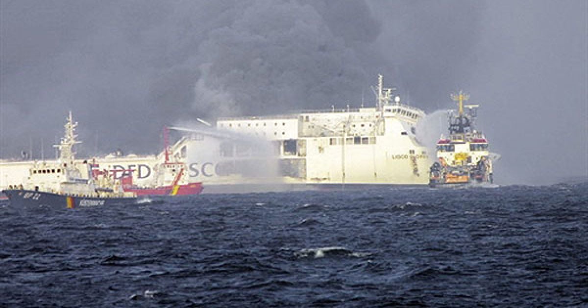 Балтійське море. Дим піднімається з литовського порому "Lisco Gloria", який прямував з північного міста Кіля до литовському порту Клайпеда, коли на борту стався вибух, і пором загорівся. Більше 200 пасажирів і членів екіпажу були евакуйовані, 21 людина отримала поранення. Причина вибуху поки не відома. / © AFP