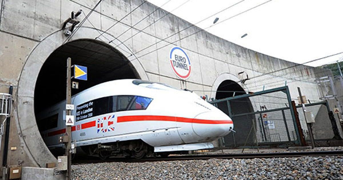 Франція, Кокель. Німецький швидкісний поїзд ICE-3 виходить з тунелю, який сполучає Францію і Англію під час тестового запуску. Швидкісний поїзд, розроблений компанією Siemens, був запущений у французькому місті Кале, щоб продемонструвати свою здатність виконувати регулярні маршрути. ІСЕ-3 став першим пасажирським поїздом, що не належить компанії Eurostar, яка перебуває у спільній власності Франції, Великобританії і Бельгії, що використовують тунель. / © AFP