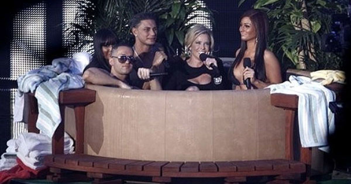 Ведуча церемонії MTV Video Music Awards 2010 Челсі Хендлер, одягнена у "вагітний костюм" сидить у гарячій ванні разом із членами знімальної групи "Jersey Shore" / © daylife.com
