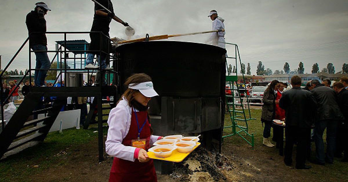 Щоб гості заходу мали змогу спробувати гарячого борщу, розробили спеціальні технології його відвантаження з каструлі-гіганта, оскільки, як підрахували організатори, якщо на одну порцію виділяти навіть 5 секунд, то на роздачу всього борщу необхідно близько 3,5 - 4 годин. / © Украинское Фото