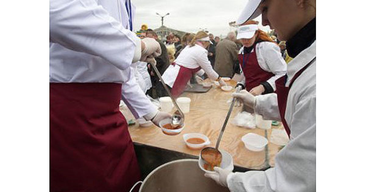 Студенти Національного торговельно-економічного університету стояли на роздачі порцій борщу. / © УНІАН