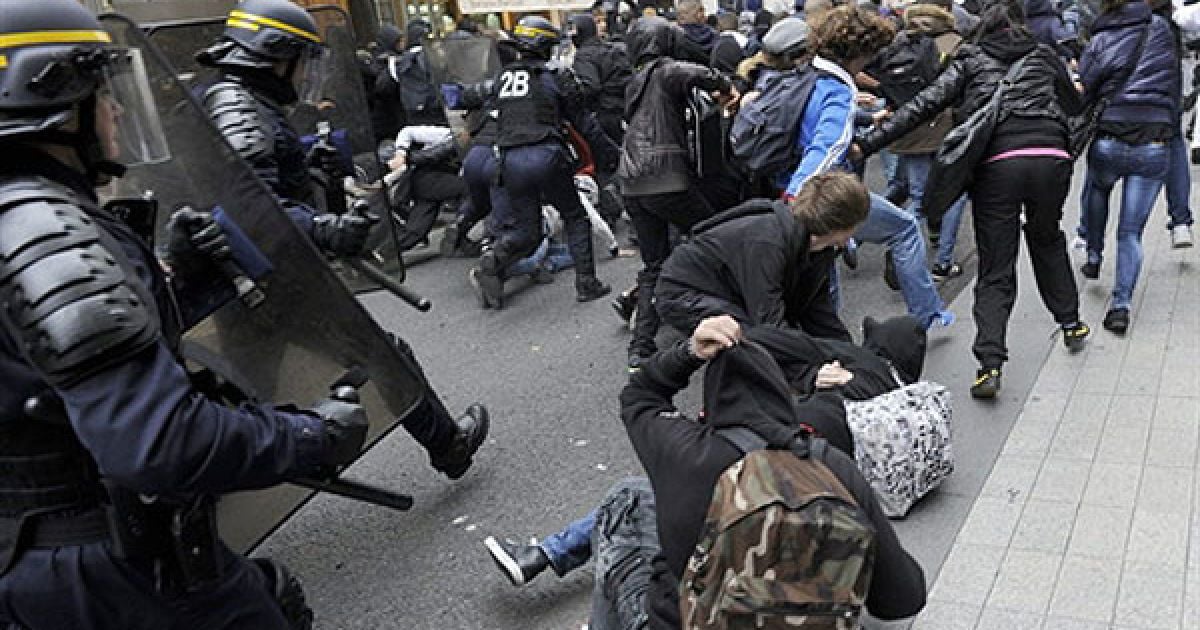 Франція, Ліон. Відбулись зіткнення студентів вищої школи з поліцейськими під час акції протесту в Ліоні. Студенти виступали проти проведення урядової пенсійної реформи. Студентські протести стали частиною загальнонаціональних акції проти реформи президента Ніколя Саркозі, в яких взяли участь мільйони французів по всій країні. / © AFP