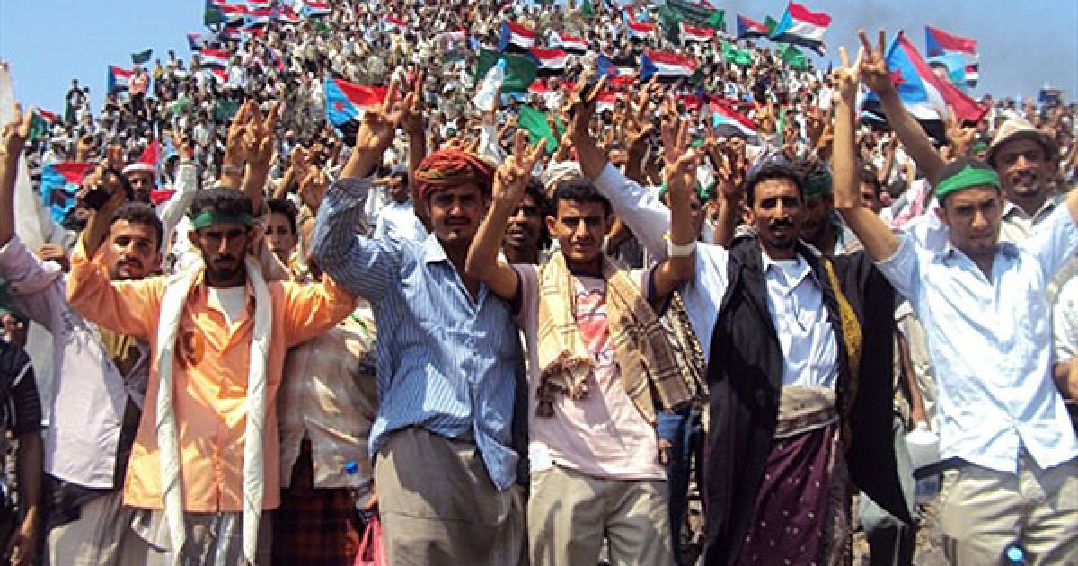 Ємен, Радфан. Прихильники йеменського "Південного Руху" розмахують прапорами колишнього Південного Ємену під час мітингу в місті Радфан у південній провінції Лахдж. Вони відзначили 47-му річницю початку повстання проти британського колоніального правління на півдні Ємену. / © AFP