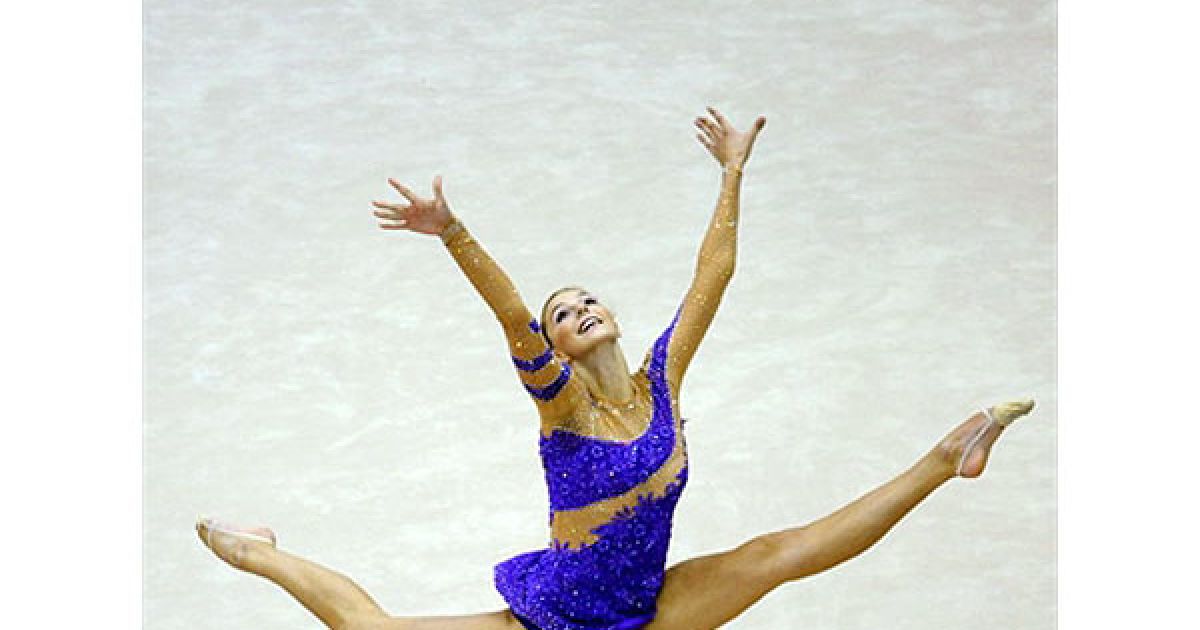 Йоанна Мітрош (Польща) виконує вправу з м&rsquo;ячем. / © AFP