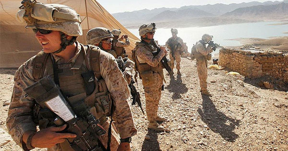 Афганістан. Новоприбулі морпіхи оглядають аванпост в районі проведення операції на базі "Зібрюгге" у Афганістані. Ці морпіхи відповідають за безпеку району навколо греблі Каякі. / © bigpicture.ru