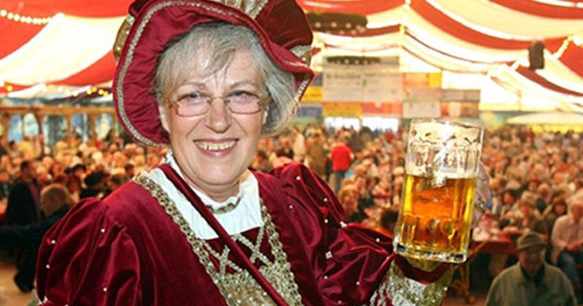 За традиціями "Октоберфеста", жінці, яка відправляється на фестиваль, неодмінно слід одягатися у справжню баварську національну сукню Dirndlkleid - але тільки класичного стилю. / © AFP