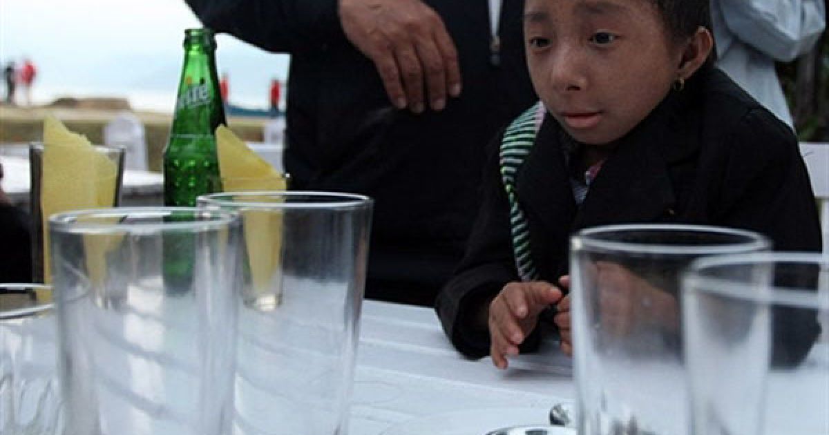 Батько Магара - власник магазину в маленького села в центральному Непалі - каже, що не знає чому його син перестав рости. / © AFP