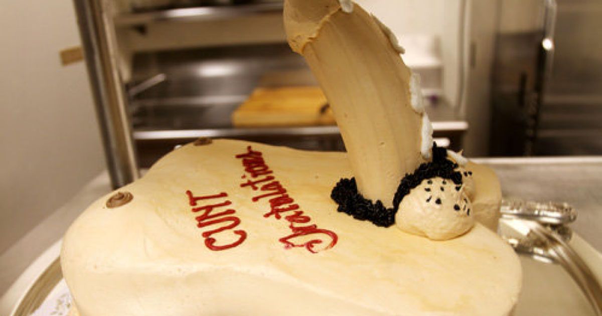 Ріанна і Кеті Перрі поласували солодким пенісом