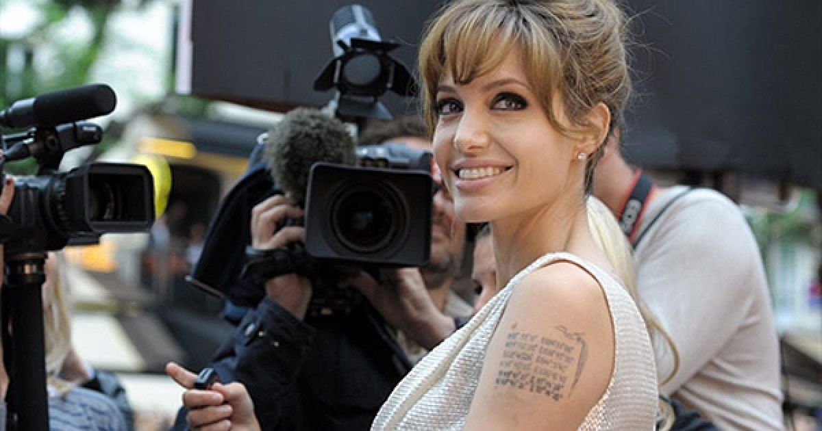 Анджеліна Джолі позує для фотографів під час прем&rsquo;єри фільму "Солт" у Парижі. / © AFP