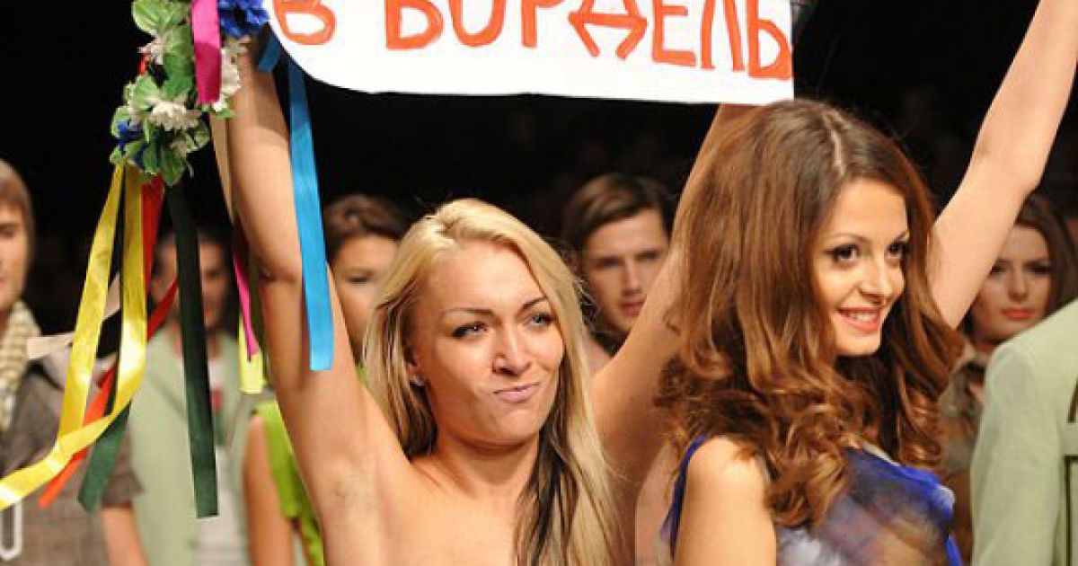 Під час фінального виходу моделей дівчата з FEMEN пойшлись разом із ними.