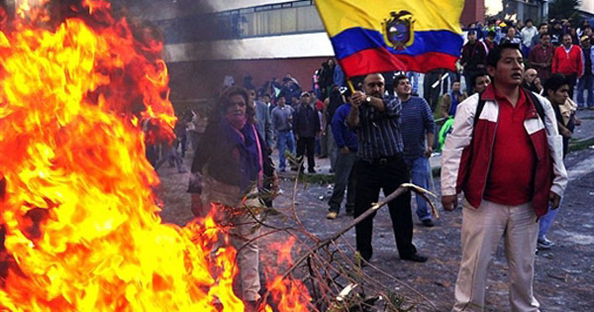 Еквадор, Кіто. Прихильники президента Еквадору Рафаеля Корреа зібрались за межами лікарні національної поліції у місті Кіто, де Корреа провів 12 годин під облогою поліцейських-бунтівників, які, сказав він, хотіли його вбити. В Еквадорі сотні військовослужбовців і поліцейських взяли участь у масових акціях протесту по всій країні. На знак протесту проти нового закону про урізання пільг та скасування грошових надбавок, силовики заблокували роботу головного аеропорту в місті Кіто, столиці Еквадору, почали палити автомобільні покришки і перекрили кілька автотрас. / © AFP