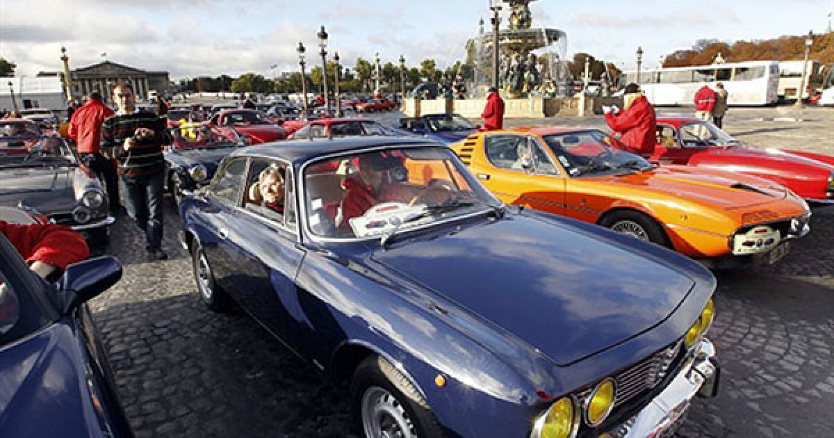 У Парижі на площі Конкорд провели парад Alfa Romeo на честь 100-річчя компанії. / © AFP