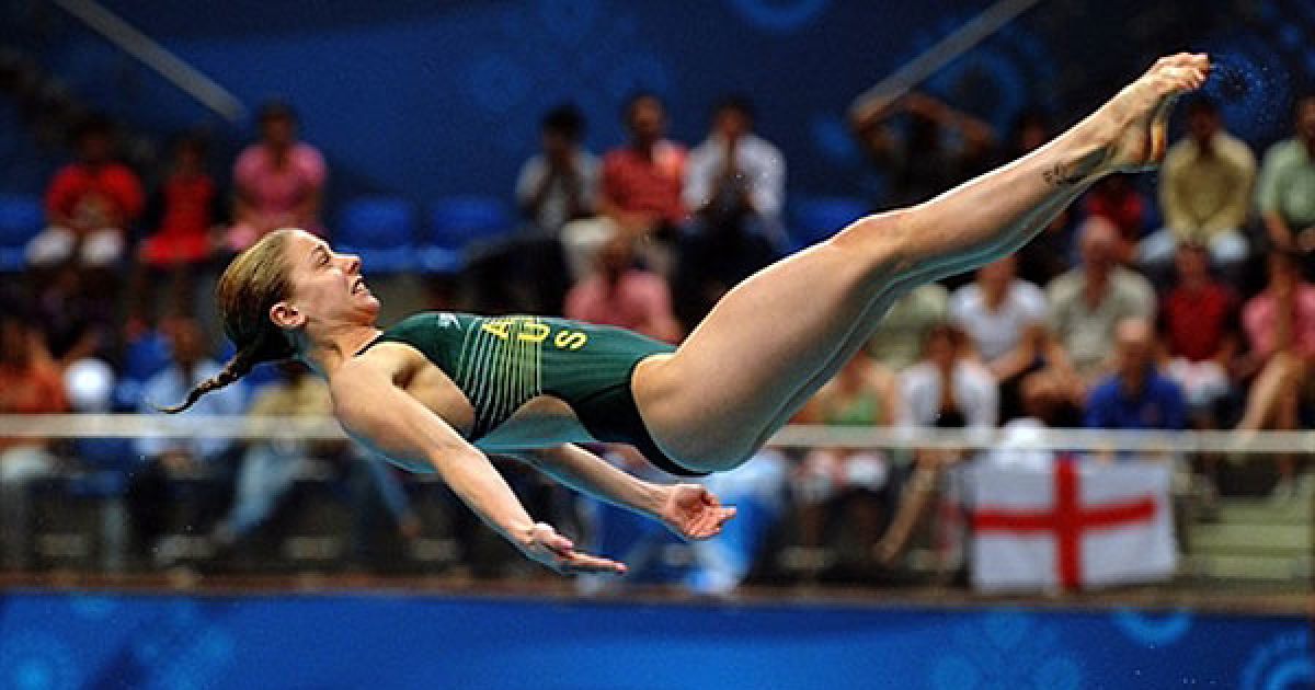 Індія, Нью-Делі. Австралійська спортсменка Шарлін Страттон виконує стрибок у воду під час Ігр Співдружності у Нью-Делі. / © AFP