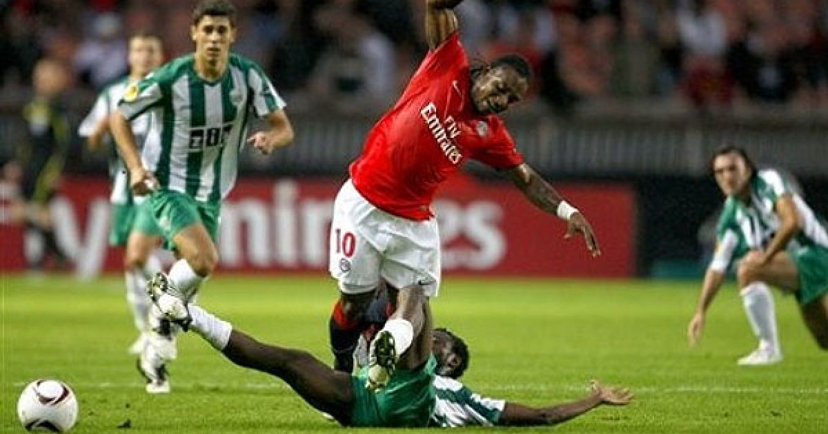 Сессеньон (ПСЖ) перелітає через гравця "Карпат" / © daylife.com