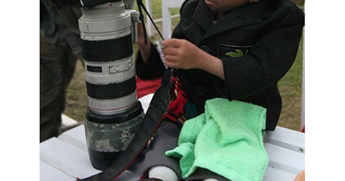 Хагендра Тапа Магар сидить поруч із фотоапаратом / © AFP