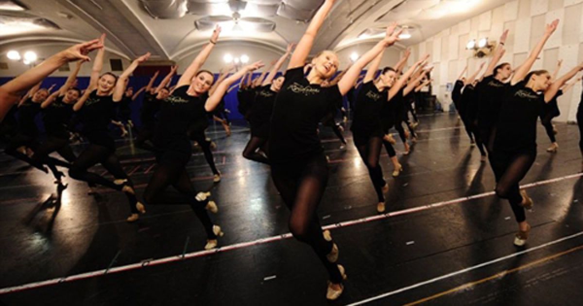 Нью-Йорк. Репетиція різдвяної вистави трупи The Radio City Rockettes. Вистави, які вже стали традицією, відбуватимуться з 5 листопада по 30 грудня. / © AFP
