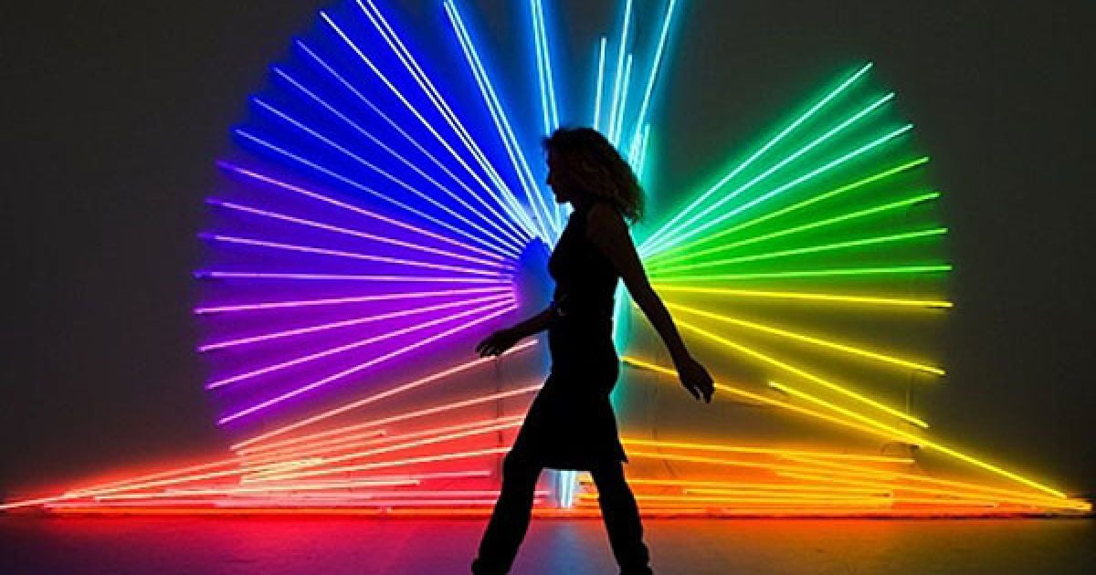 Великобританія, Лондон. Жінка проходить повз роботу Даніеля Фірмана "Метелик", виставлену на ярмарку мистецтв "Frieze Art Fair" у Риджентс-парку. Ярмарок мистецтв "Frieze Art Fair" є щорічною подією, цього року він триватиме до 17 жовтня. / © AFP