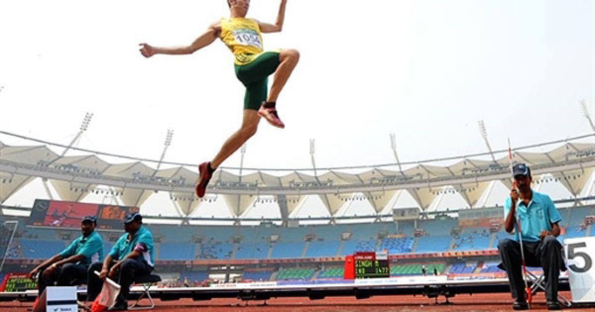 Індія, Нью-Делі. Австралійський легкоатлет Фабріс Лап'єр виконує стрибок у довжину під час кваліфікаційних змагань з легкої атлетики на Іграх Співдружності у Нью-Делі. / © AFP