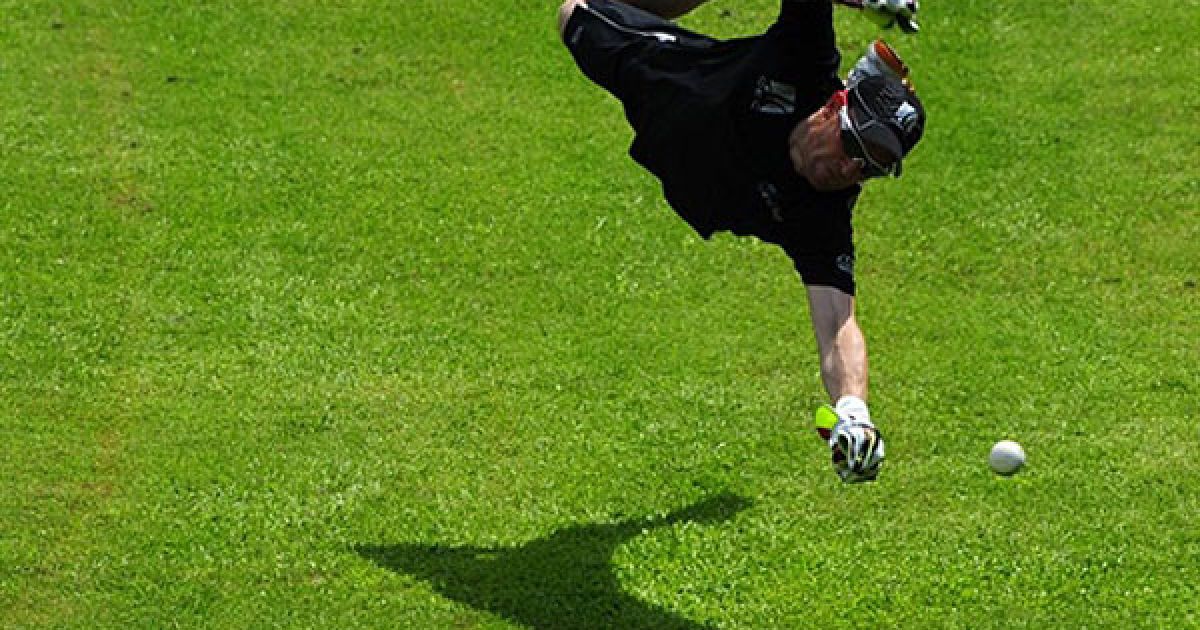 Бангладеш, Дакка. Новозеландський гравець у крикет Брендон Маккалум намагається зловити м'яч під час тренування на Національному стадіоні у Дацці. / © AFP