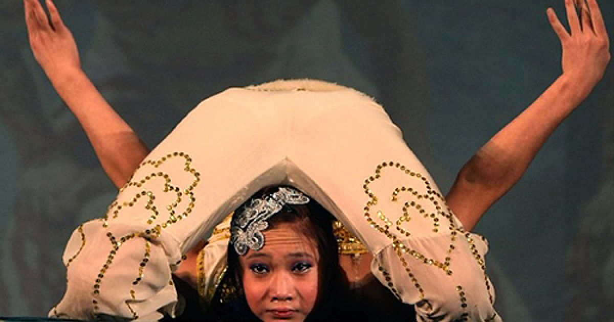 Виступ китайської трупи акробатів у Катманду на 55-річчя встановлення дипломатичних відносин між КНР та Непалом. / © AFP