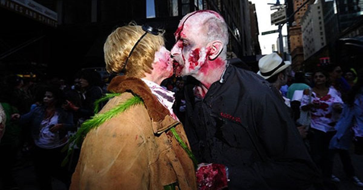 На Манхеттені в Нью-Йорку пройшов щорічний парад зомбі Zombiecon / © AFP