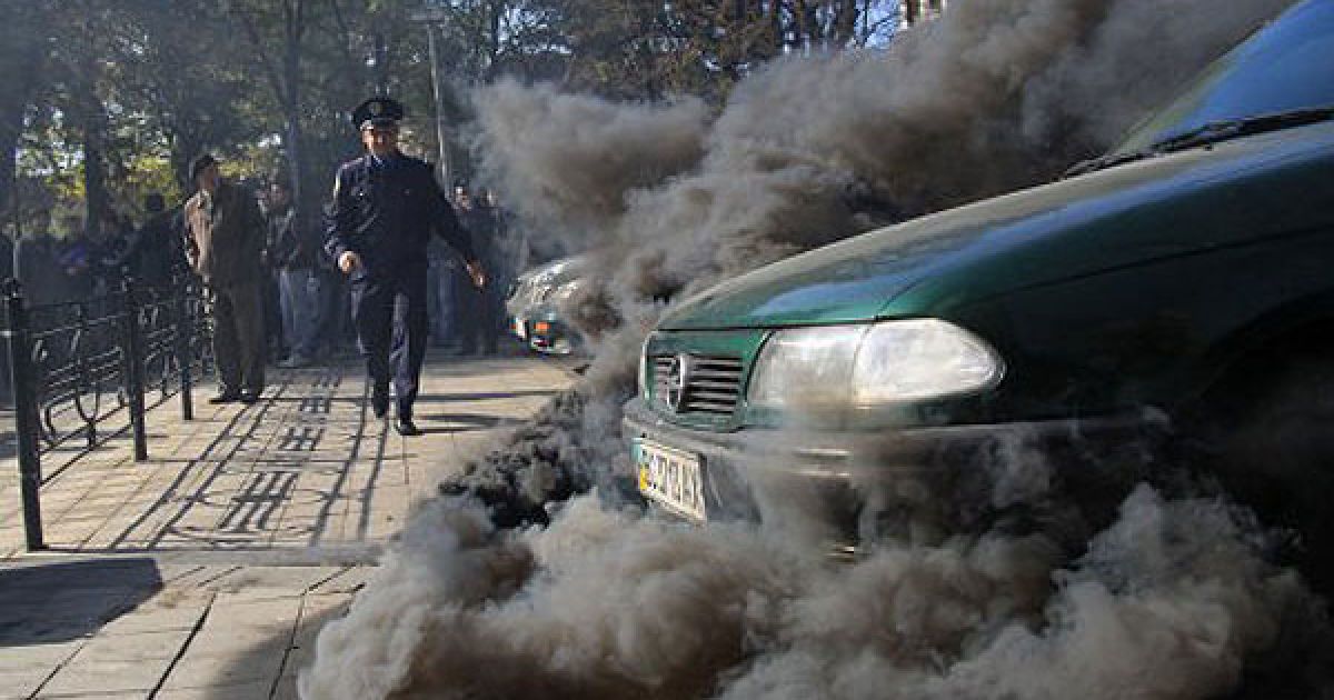 Студенти підпалювали димові шашки під час акції протесту проти введення в Україні платних послуг у вищих навчальних закладах у Львові, / © УНІАН