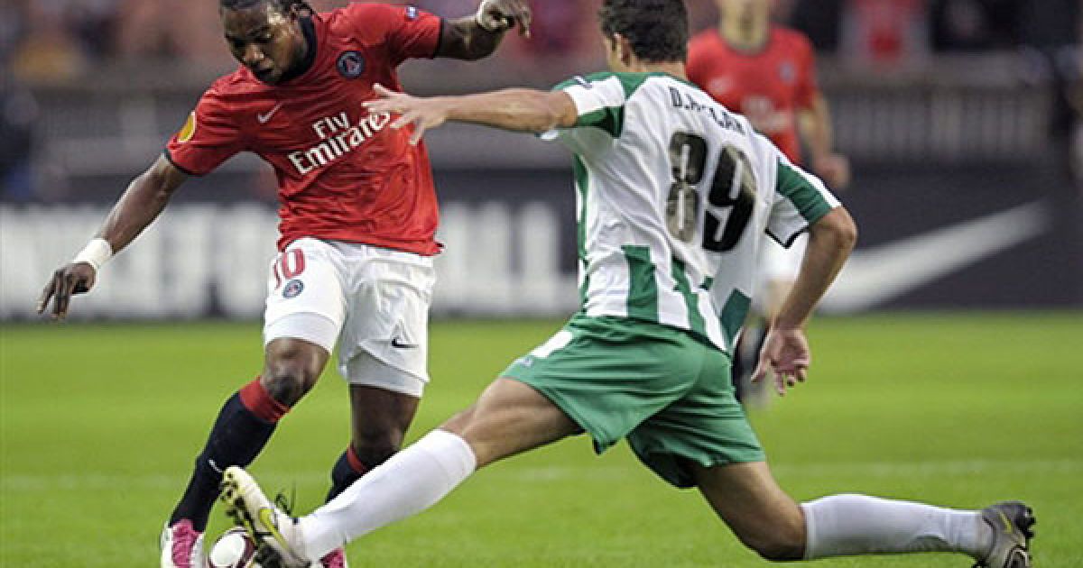 Стефан Сессеньон (ПСЖ) і Данило Авелар ("Карпати") ведуть боротьбу за м&rsquo;яч