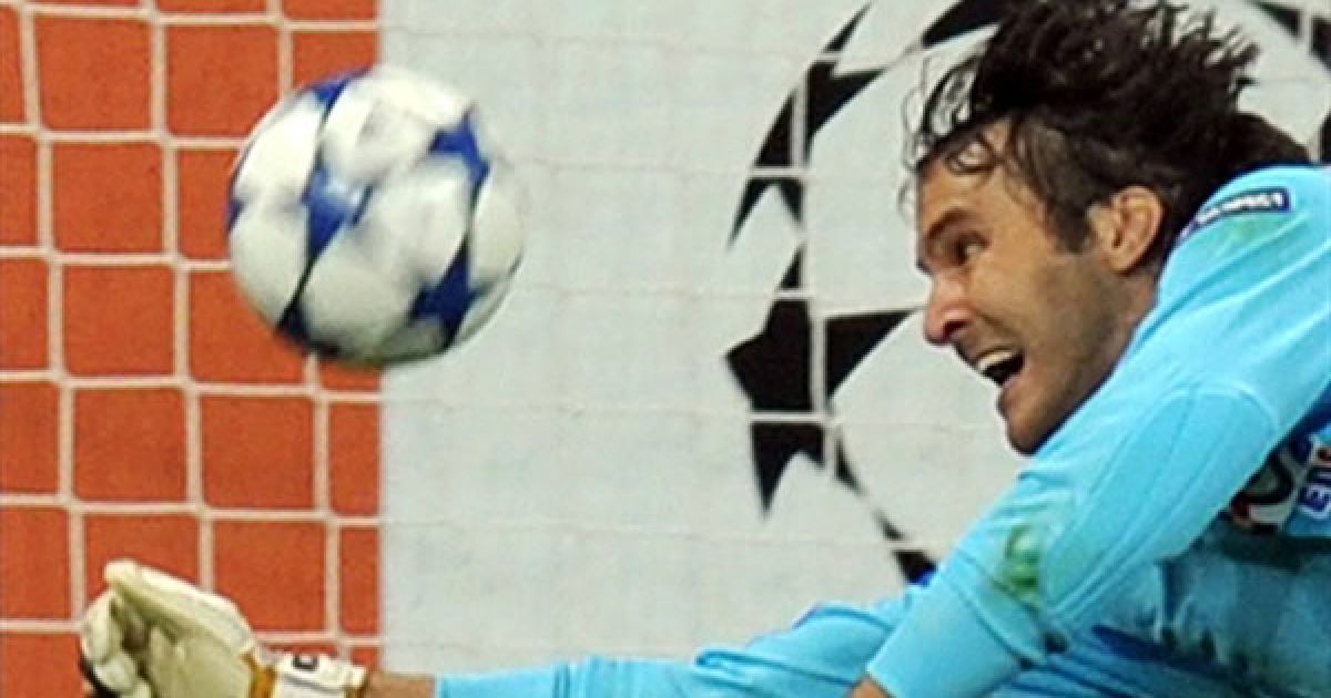 У воротаря збірної Сербії Стойковича не було шансів врятувати свою команду. / © AFP