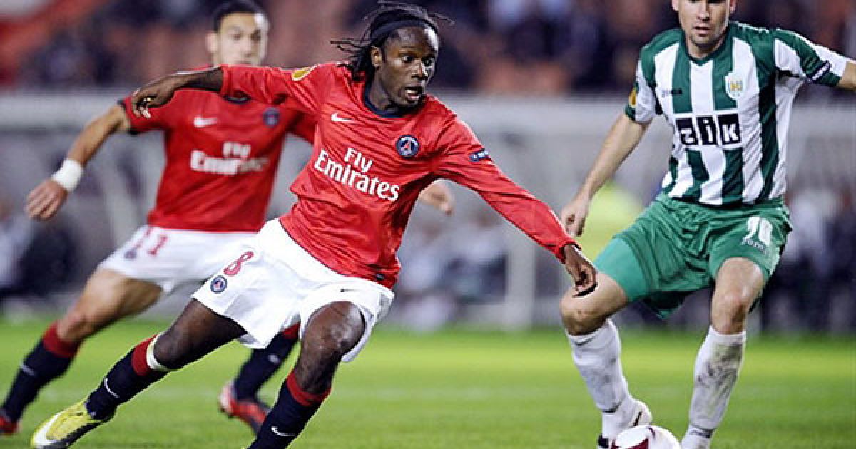 Люіндула (ПСЖ) обходить Ігоря Худоб&rsquo;яка ("Карпати") / © AFP