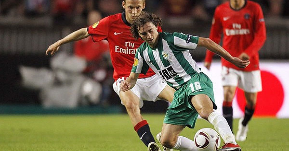 Ігор Худоб&rsquo;як ("Карпати") обводить Шантома (ПСЖ) / © daylife.com