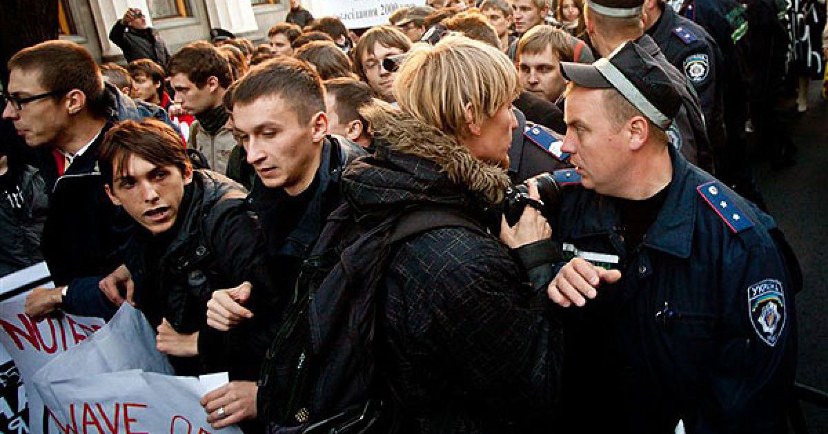 Кілька сотень студентів вийшли на акцію протесту перед будівлею Кабінету Міністрів у Києві / © PHL.com.ua