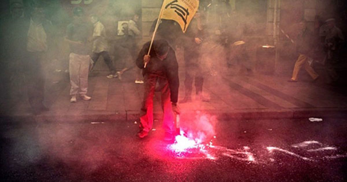 Франція, Шенов. Залізничний робочий з державної компанії SNCF за допомогою балончика пише на дорозі слогани під час загальнонаціонального дня протесту проти пенсійної реформи. / © AFP