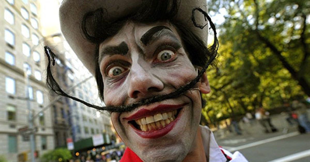 США, Нью-Йорк. Актор з італійської музичної трупи "Піноккіо" бере участь у параді під час святкування 66-го щорічного Дня Колумба у Нью-Йорку. Вперше День Колумба у Нью-Йорку відзначили у 1929 році. Щороку у параді беруть участь більше 35 тисяч людей. / © AFP