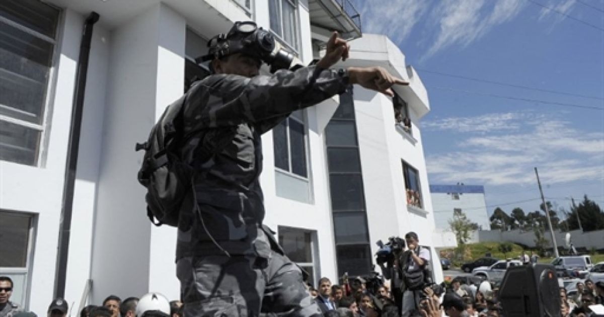 За даними місцевих ЗМІ, двоє поліцейських загинули під час штурму еквадорської армією лікарні, де переховувався президент Рафаель Коррера. / © AFP