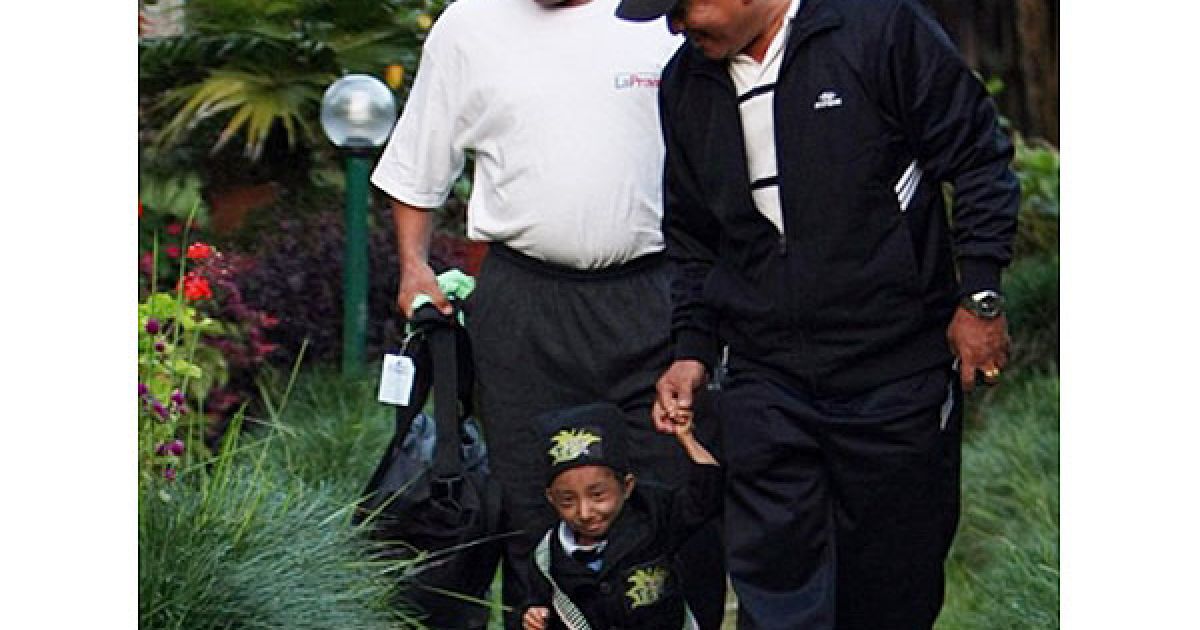 Молодий непалець Хагендра Тапа Магар офіційно став найменшою у світі людиною після того, як відзначив своє повноліття 14 жовтня 2010 року. / © AFP